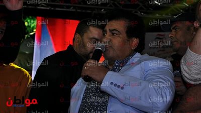 صور| أحمد عدوية يشارك المواطنين فرحتهم في المعادي