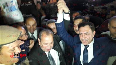فيديو| محافظ دمياط يحتفل بين الأهالى بفوز الرئيس السيسى