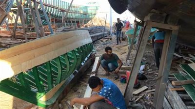 صور| ''بوابة المواطن'' تكشف أسرار صانعي السفن بدمياط ..عمال عزبة البرج: حب المهنة وراثة واسمنا علامة
