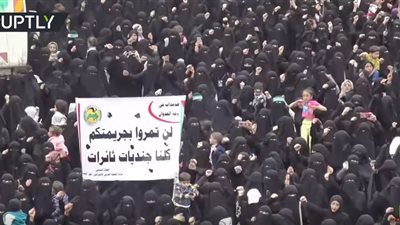 فيديو| تظاهرة لنساء اليمن بعد اغتصاب فتاة جنوب مدينة خوخة 