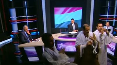 فيديو| فرقة بالطبل البلدي والمزمار تقتحم استديو 