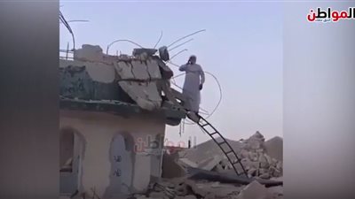 فيديو| إمام يرفع الآذان من أعلى مسجد تم قصفه في سوريا