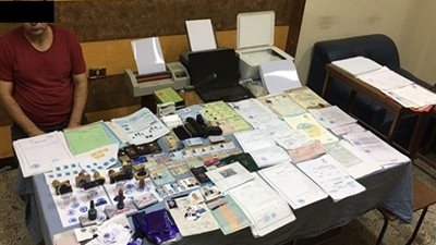 ضبط اخطر مزور مستندات حكومية بالسنطة