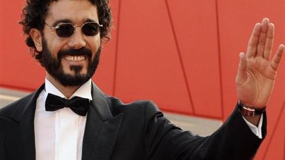 خالد النبوى يجسد شخصية السادات على أحد مسارح الولايات المتحدة