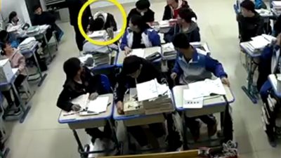 فيديو| مدرس صيني يوقظ طالبا من نومه بطريقة طريفة