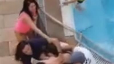 فيديو| الوجه الإسرائيلى القبيح.. عائلة تضرب منقذ سباحة عاير طفلة بكلمة 