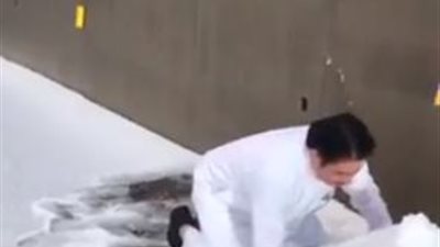 فيديو| شاهد ماذا فعل يمني لحظة سقوط الأمطار والجليد في السعودية