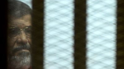 26 أبريل.. إعادة محاكمة المعزول محمد مرسى و23 آخرين فى تهمة 