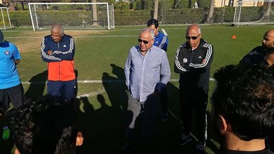 صور.. فرج عامر يحفز لاعبين سموحة قبل موقعة الأهلي