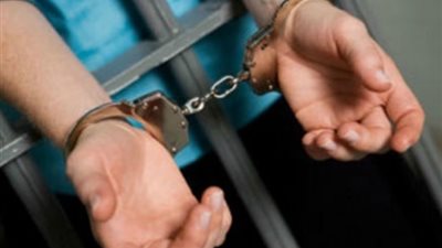 القبض على عاطل يخطف الحقائب الشخصية بالمعادي