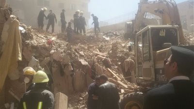 صور| مدير أمن الإسكندرية ينتقل لموقع العقار المنهار بالمحافظة