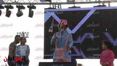 شاهد.. فقرة لاعب البهلوان تبث روح السرور في نفوس الأطفال اليتامى