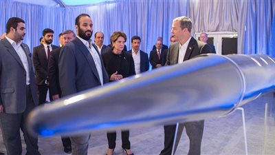بن سلمان يوقع على القطعة الأخيرة من القمر الصناعي السعودي الأول للاتصالات 