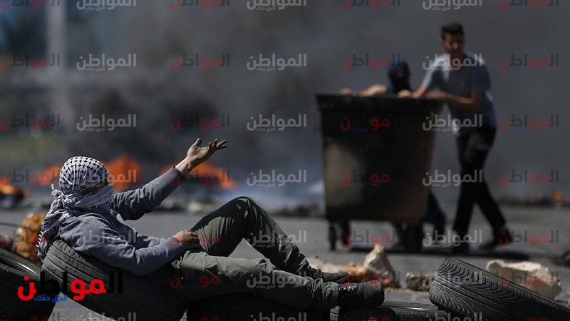 شاب يستهزء بالاحتلال