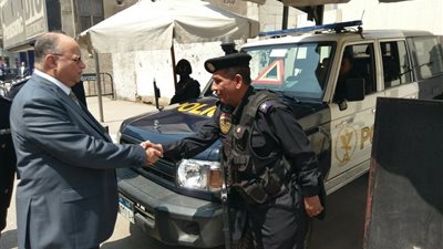صور| استنفار أمني بكافة مناطق القاهرة ومدير الأمن يتفقد خدمات الكاتدرائية