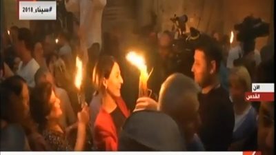 فيديو| الفلسطينيون يحتفلون بالنور المقدس في كنيسة القيامة