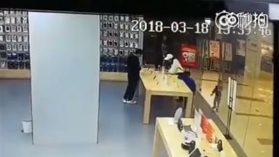 فيديو| طفل صيني يتعرض لحادث مروع