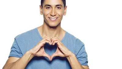 فيديو| مطرب ليبي يغازل مذيعة شهيرة على الهواء: المهم تكوني مزهزهة