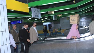 صور| وزير النقل في جولة مفاجئة بمترو الأنفاق ومحطة مصر