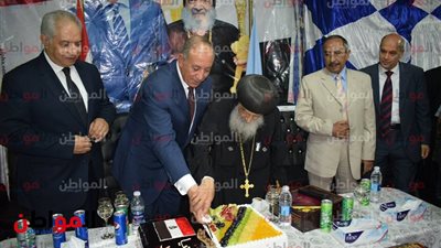 صور| محافظ البحر الأحمر يهنئ الأقباط بعيد القيامة من داخل كاتدرائية الأنبا شنودة