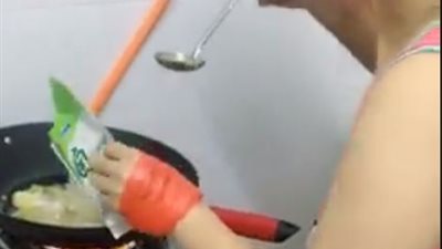 فيديو| غباء امرأة يشعل مواقع التواصل الاجتماعي