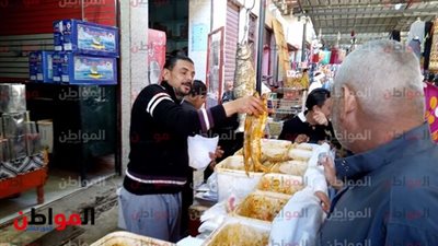 فيديو| قبل ساعات من شم النسيم.. إقبال كبير على سوق الفسيخ بالوادي الجديد