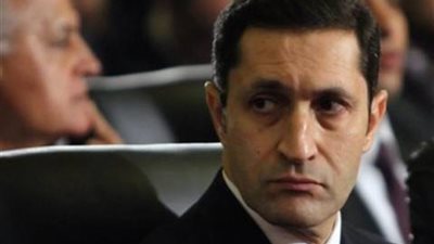 فيديو| تجمهر المواطنين حول علاء مبارك لالتقاط 