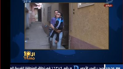 فيديو| شاب يحمل صديقه المعاق يوميًا في الذهاب إلى الجامعة