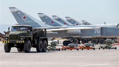 مطار التيفور العسكري يتعرض لضربة جوية تودي بحياة 14 قتيلاً