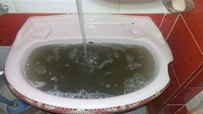 اختلاط المياه بالصرف الصحي في الخصوص.. والأهالي 