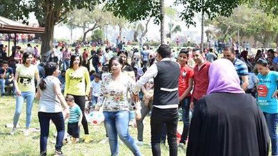 صور| زحام شديد بحدائق القناطر الخيرية في عيد شم النسيم 