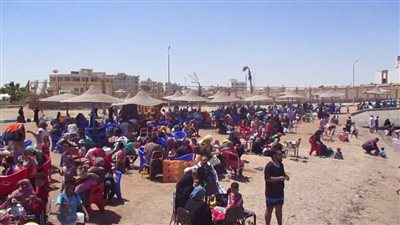 فيديو| آلاف المواطنين يتوافدون على شواطئ الغردقة للاحتفال بعطلة شم النسيم 2018