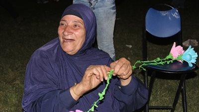 فيديو و صور| صانعة السعادة.. سيدة تنسج من الأقمشة وردًا يزين شم النسيم