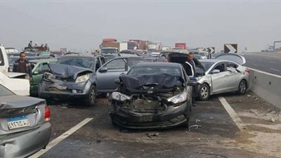 تصادم دراجة وسيارة أثناء سيرهما متضادين بطريق وادي الريان 