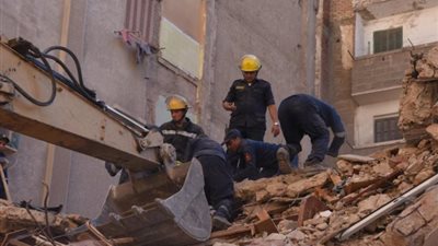 مسئول بمحافظة الجيزة: عقار إمبابة مهجور وصادر بحقه قرار إزالة.. والإصابات من المارة  