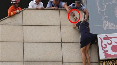 بالفيديو| أبطال حقيقيون صورتهم كاميرات عند أنقاذ الأخرين 
