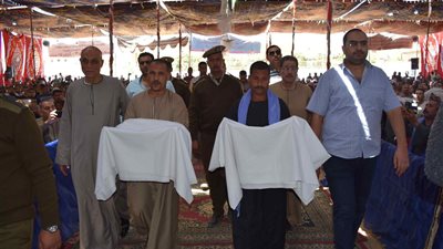 صور| محافظ المنيا يشهد جلسة صلح بين عائلتين بقرية دير ابوحنس