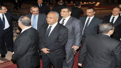 مصطفى بكري وكرم جبر أول الحاضرين بعزاء الكاتب طارق حسن
