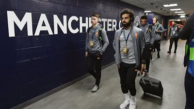 كتيبة ليفربول تصل ملعب الاتحاد استعدادًا لمواجهة مانشستر سيتي