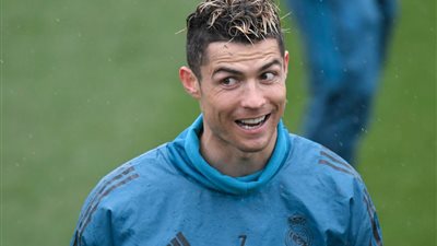 صور| كريستيانو رونالدو يداعب الكرة قبل قمة دوري أبطال أوروبا