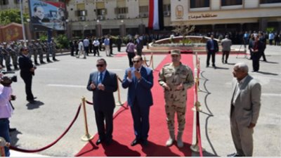 مدير أمن سوهاج يضع إكليلًا من الزهور على النصب التذكاري في العيد القومي للمحافظة