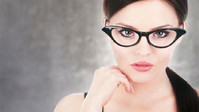 تجنبي 4 معتقدات خاطئة عن مكياج النظارات الطبية