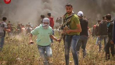 عاجل.. فيديو| اندلاع مواجهات عنيفة بين فلسطينيين وقوات الاحتلال على حدود غزة 