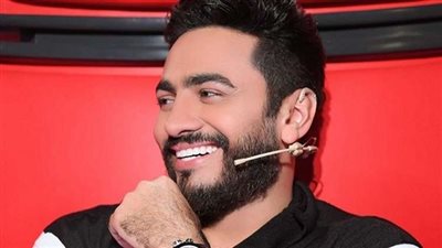 تامر حسني يحتفل مع أحمد زاهر وزوجته.. لهذا السبب!