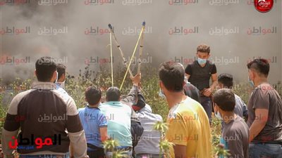 بث مباشر| متظاهرون فلسطينيون يزيلون السلك الشائك على حدود غزة 