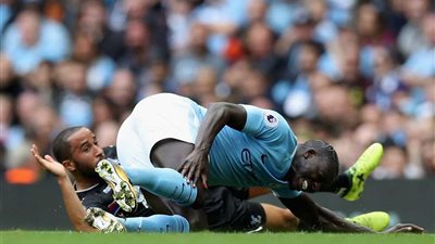 مدافع السيتي يعلن عودته للملاعب من جديد