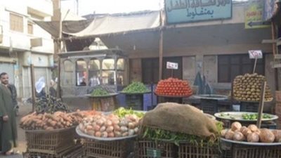 انتشار بائعى الخضار أمام قصر ثقافة الطفل بمنفلوط بأسيوط