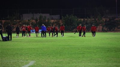 تدريبات بدنية شاقة للاعبي الأهلي