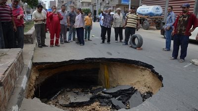 هبوط أرضى مفاجئ بشارع العشرين بالأعصر فى دمياط
