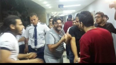 صور| حبس وضرب الصحفيين أثناء تغطيتهم حفل تامر حسني بجامعة بدر